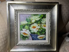„Flowers In Blue Basket Scene“ Oil On Canvas Painting – Signed And Framed
