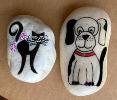 Hand Painted Rocks „Black & White Cat & Dog“ – Original Decorative Rock Art