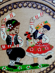 Vtg Hand Painted „BULGARIA“ Folk Art Wooden Plate with Plovdiv Dancers – 4.75″