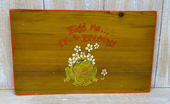 Lou Stuart Signed 60s Painted Wood Wall Art „Kiss Me I’m a Princess“ Frog Plaque
