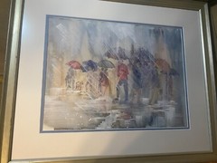„A Rainy Street With Figures Scene“ Mixed Media Painting – Signed And Framed
