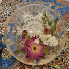 Round dried flower & snowflake handmade crochet in resin 7″ diameter – 1″ thick.