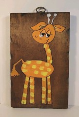 ’60s ’70s Hand-painted Folk Art Smiling Giraffe on Wooden Plank 9 in Tall x 5″