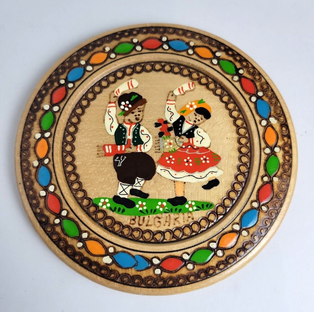 Vtg Hand Painted „BULGARIA“ Folk Art Wooden Plate with Plovdiv Dancers – 4.75″