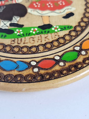 Vtg Hand Painted „BULGARIA“ Folk Art Wooden Plate with Plovdiv Dancers – 4.75″