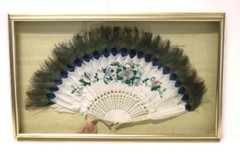 VICTORIAN LADIES HAND PAINTED PEACOCK FEATHER FAN IN FRAME ART 27.75X17″ FLOWER