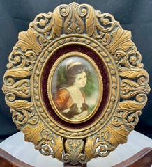 VTG MINIATURE CAMEO PORTRAIT, ‚LADY HAMIL’TON‘, OPENWORK WOODEN FRAME, c1950 vg